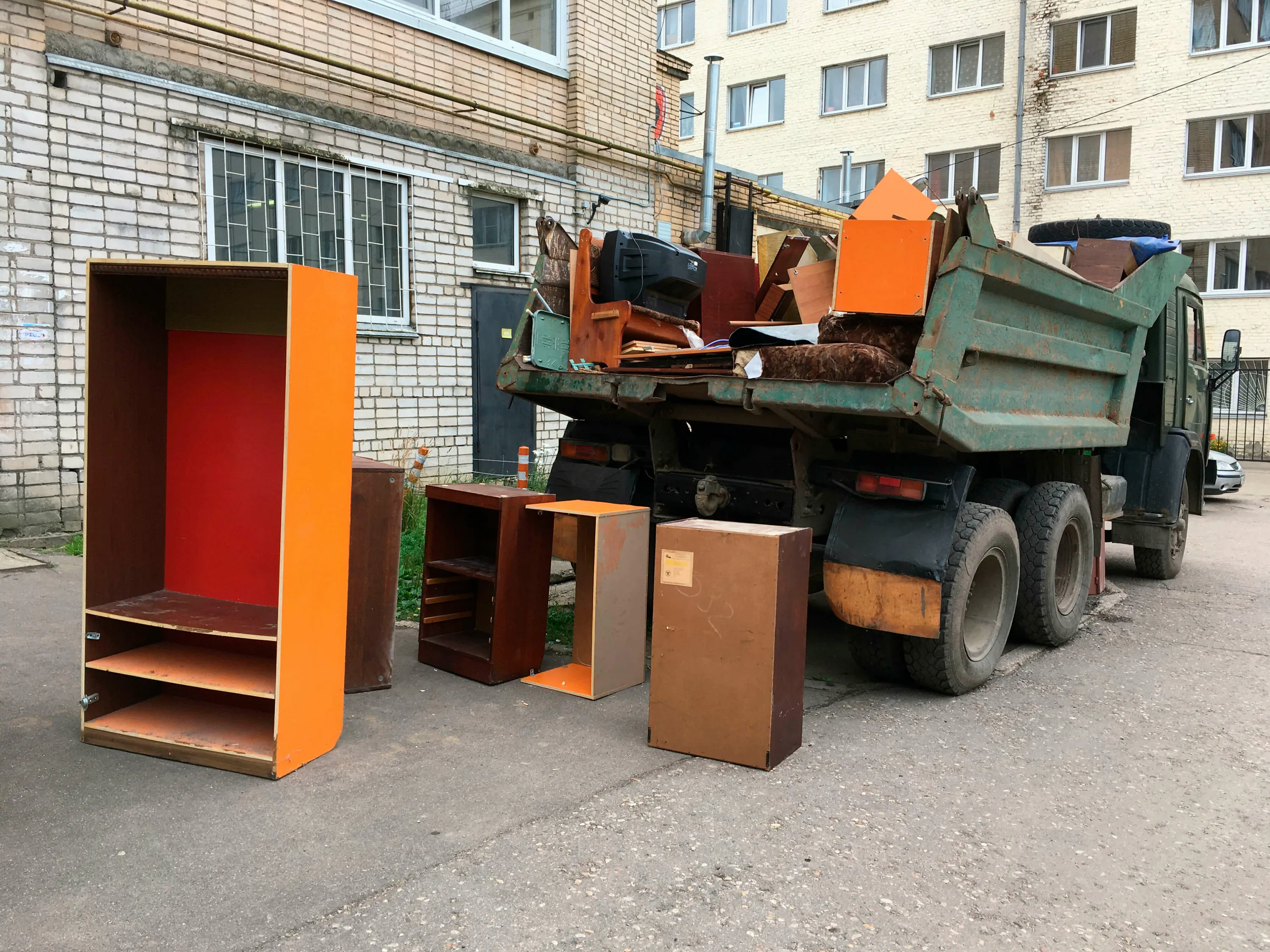 Утилизация старой мебели с вывозом и разбором в Барнауле в октябре