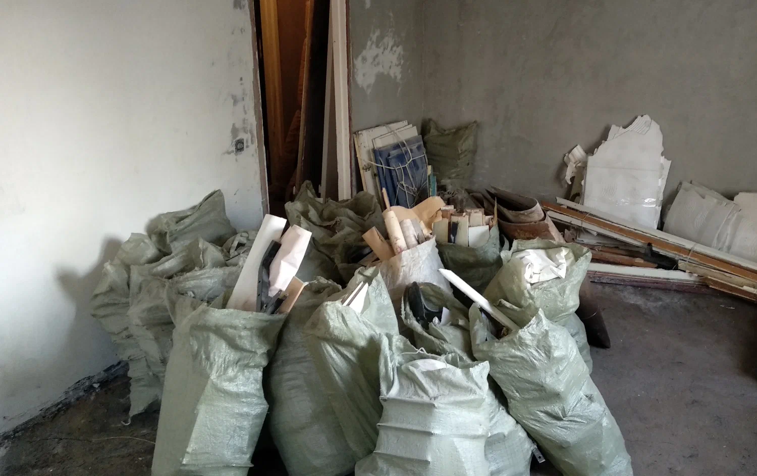 Уборка строительного мусора с вывозом и утилизацией в Барнауле в октябре
