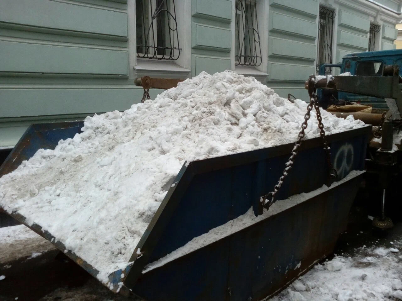 Вывоз снега контейнерами в Барнауле в октябре